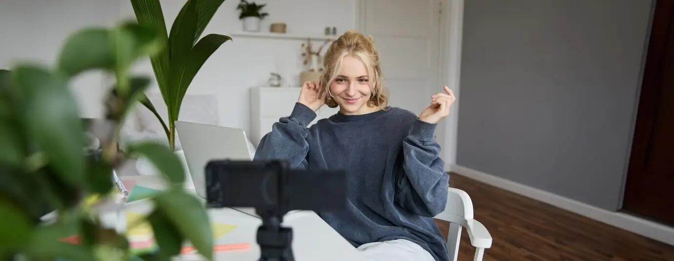 Porträt einer jungen Lifestyle-Bloggerin, die ein Vlog-Video über ihr Leben und ihre tägliche Routine aufnimmt.